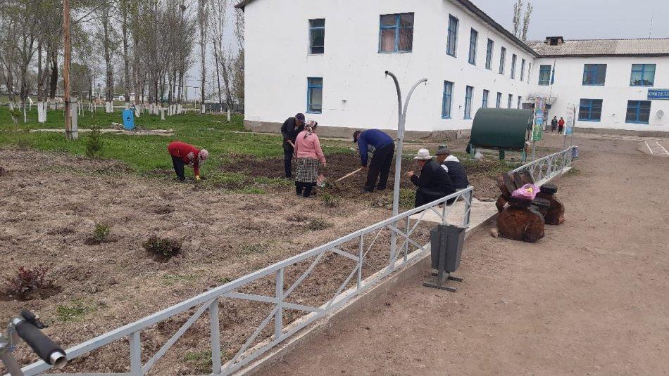 🌱Мектептің кіші қызметкерлері сенбілікке шықты.